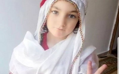 Ke&ccedil;ek ji bajar&ecirc; Qamişlo bi gulyeke b&ecirc; ser &ucirc; ber bir&icirc;ndar b&ucirc;